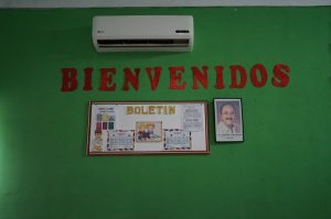 Wall displaying "Bienvenidos" and school information